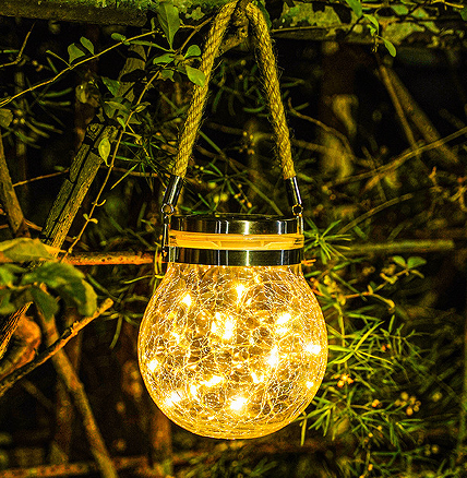 Hyödynnä aurinkovoimalla toimivia lamppuja luodaksesi lämpimän ja kodikkaan tunnelman parvekkeelle.