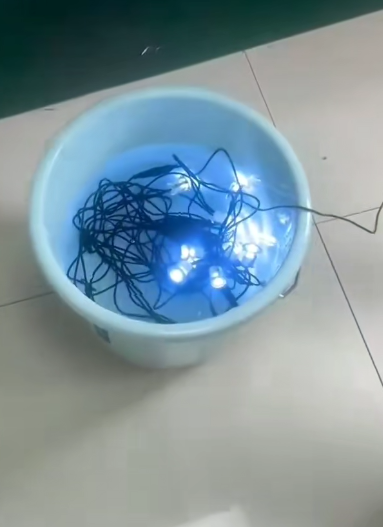 Kannen polttimoille tehdään vedenpitävyystestaus veteen upotettuina